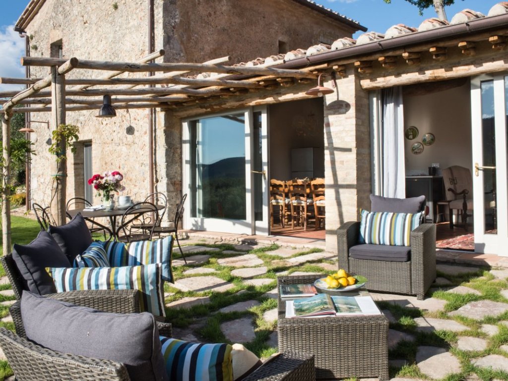 Emilio | Stylish Villa for 4 on historic Tuscan estate